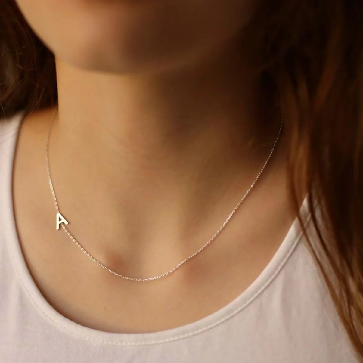 Personalisierte Halskette mit seitlichem Initial