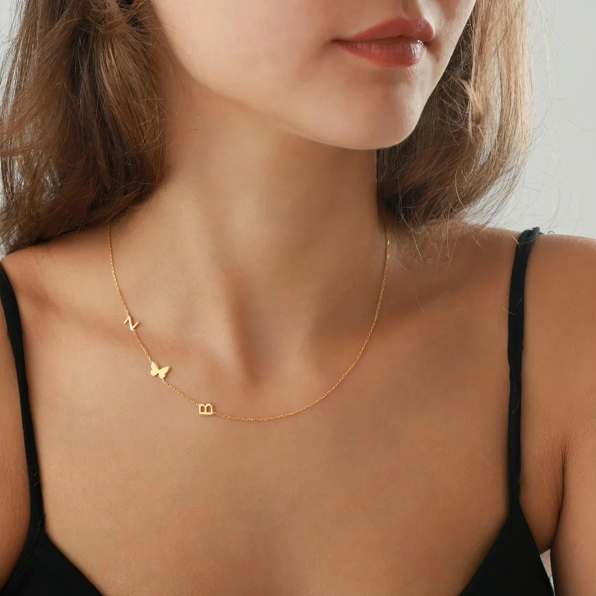 Personalisierte Halskette mit seitlichem Initial